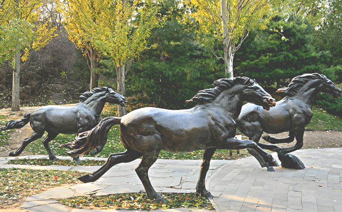 廣場(chǎng)銅馬雕塑——駿馬奔騰 ，鑄就永恒